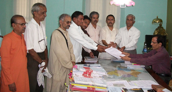 Sangli : Devout Hindus submitting representation against ban on HJS Website