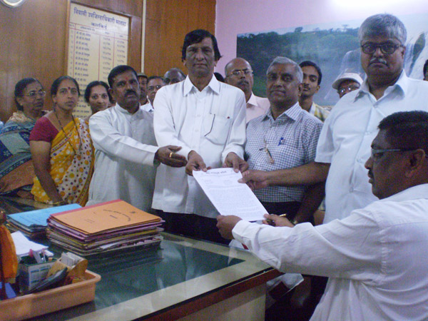 Satara : Devout Hindus submitting representation against ban on HJS Website