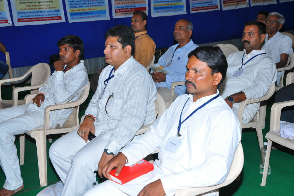 Devout Hindus present for the Hindu Adhiveshan