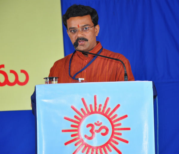 Adv. Gangadhar Goud addressing to the audience in the Hindu Adhiveshan