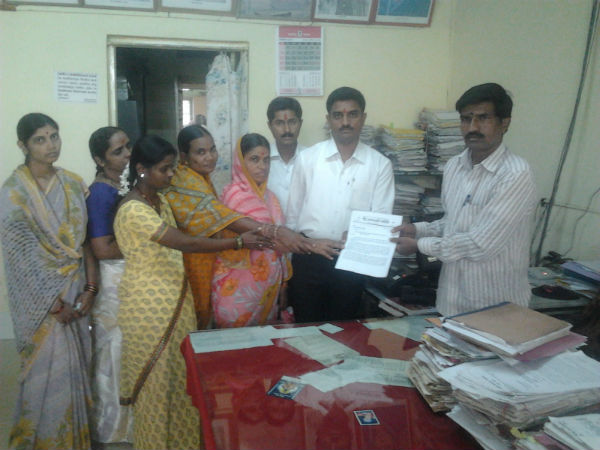 HJS members submitting memorandum