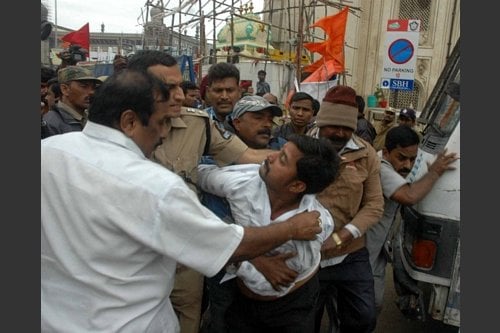 Police manhandling Hindus near Bhagyalakshmi Mandir