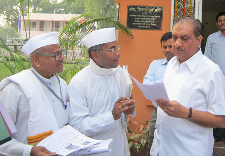 Warkaris submitting representation to Mr. Moghe, Minister for Social Justice