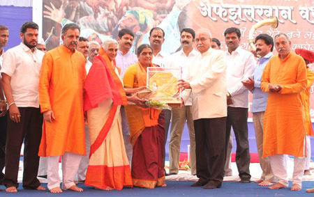 Mrs. Aparna Ramtirthkar felicitated with ‘Veer Jiva Mahale Award’