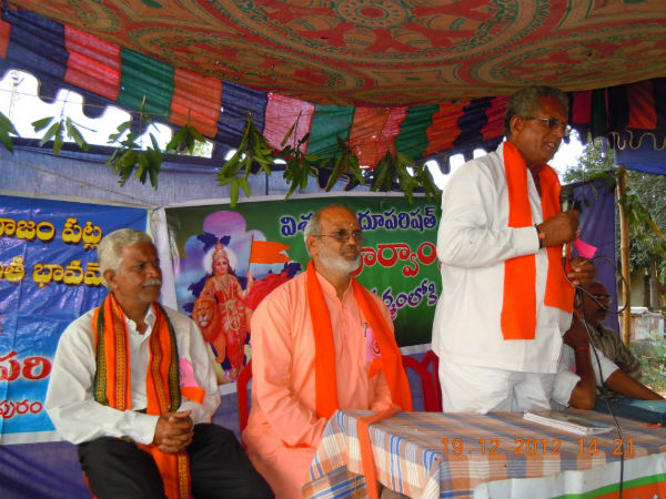 Dignitaries speaking on the occasion of Paravartan ceremony