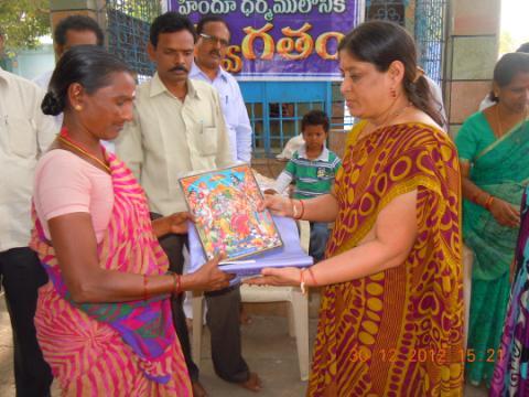 Photos of Prabhu Shriram being given to the Hindus