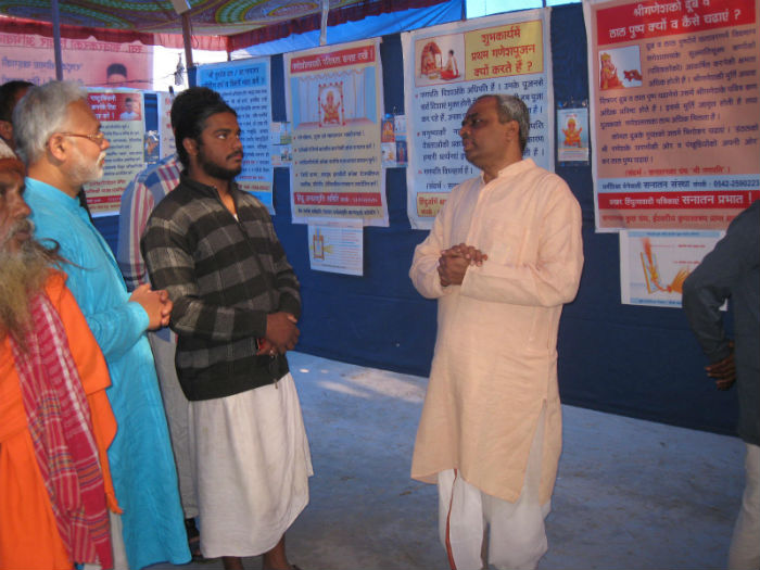 From right : Pujya (Dr.) Pingale, HJS and Swami Raghavdas Maharaj