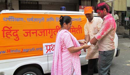 Ghatkopar : HJS activists giving First Aid to the injured