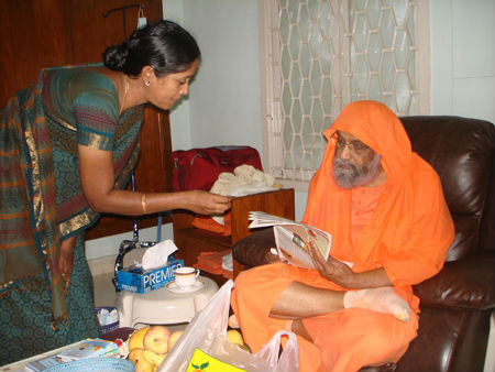 Swami Dayanandji reading brochure of Hindu Convention