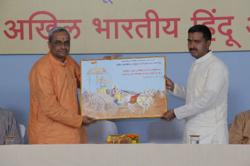 Pujya Dr. Charudatta Pingale felicitates Shri. Sharma