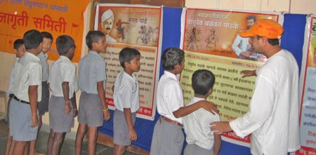Students watching the exhibition at Raigad Students watching the exhibition at Raigad