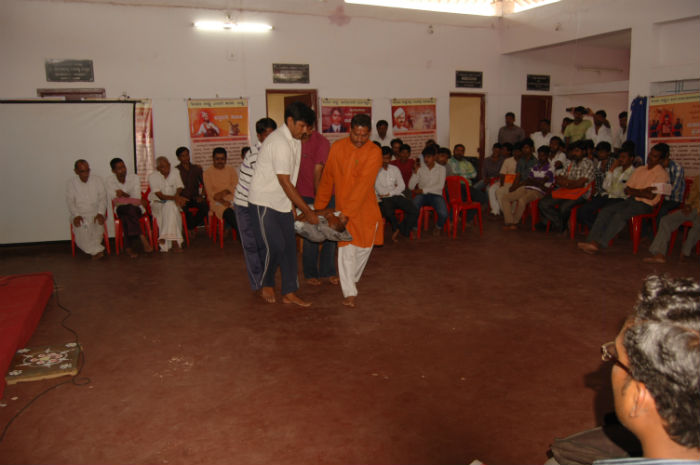 Few first-aid techniques were demonstrated in the Hindu Adhiveshan