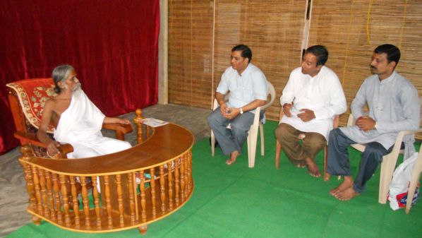 Shri. Ramesh Shinde and HJS activists met Swami Tathatan Shri. Ramesh Shinde and HJS activists met Swami Tathatan
