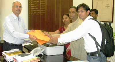 Devout Hindus handing over the memorandum to Shri. Oak Devout Hindus handing over the memorandum to Shri. Oak
