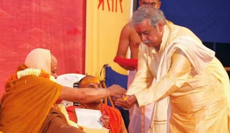 Shri. Suhas Tulsibagwale receiving prasad from Shankaracharya (after garlanding them)