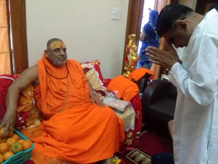 Shri Dilip Morvale taking the blessings of Swami Shri Acyutananda Tirthaji Maharaj.