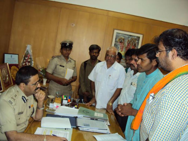 HJS activists and Hindus submitting memorandum to Police Commissioner