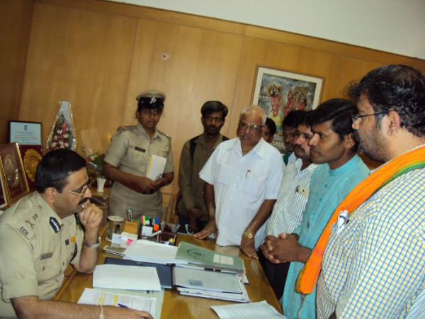 HJS activists and Hindus submitting memorandum to Police Commissioner