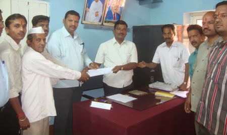 Hindus submitting memorandum at Nipani