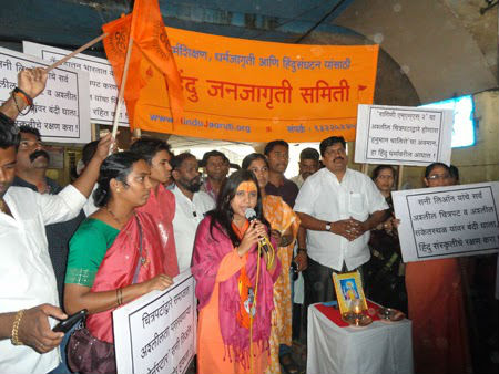 Sushri Sadhvi Saraswatiji addressing to the audience
