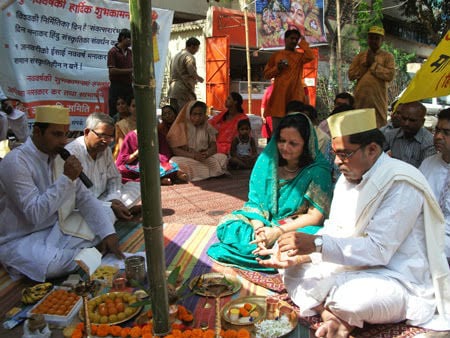 Dr. Bhupesh Sharma and Dr. (Sou.) Poonam Sharma performing 'puja' Dr. Bhupesh Sharma and Dr. (Sou.) Poonam Sharma performing 'puja'