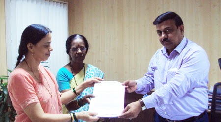 Pro-Hindu activists submitting representation to Shri. Manoj Gohad, Dy. District Collector, Thane