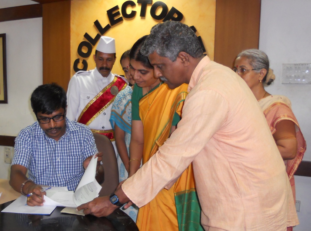 From Right : Shri. Sudish Puthalat (SBDJS), Kum. Praneeta Sukhtankar, Kum. Aditi Sukhtankar (HJS), (at back) Sou. Suma Puthalat (SBDJS)