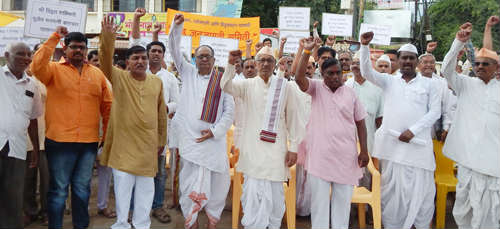 Devout Hindus and Warakaris participating in demonstrations