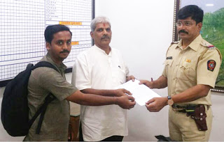 HJS activists submitting representation to PI from Dattawadi police station 