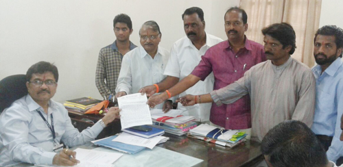 Devout Hindus submitting representation to Resident Dy. District Collector Sanjay Shinde