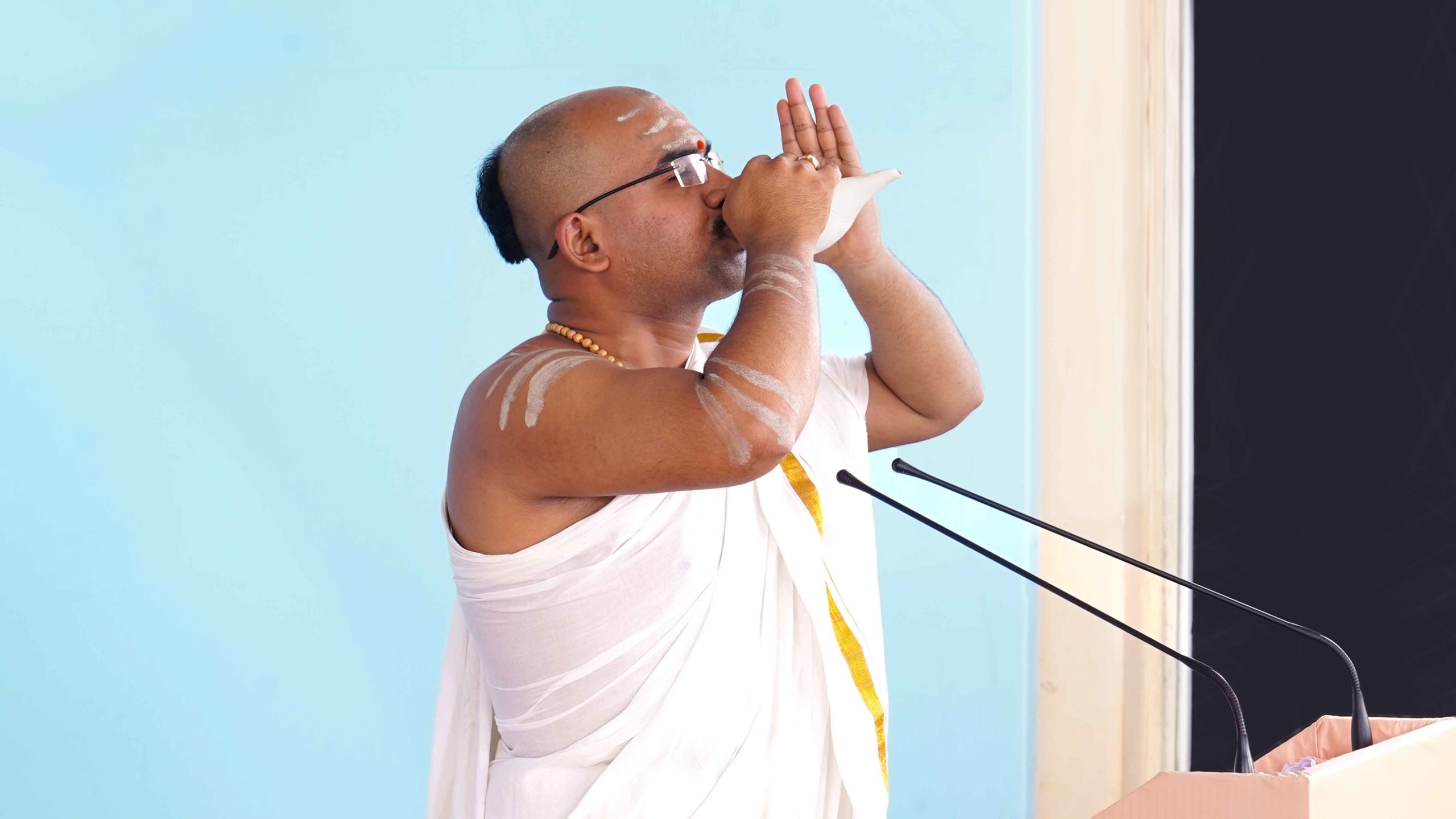 Shri. Amar Joshi, priest of Sanatan Purohit Pathshala blowing the conch at the venue of the 'Vaishvik Hindu Rashtra Mahotsav'
