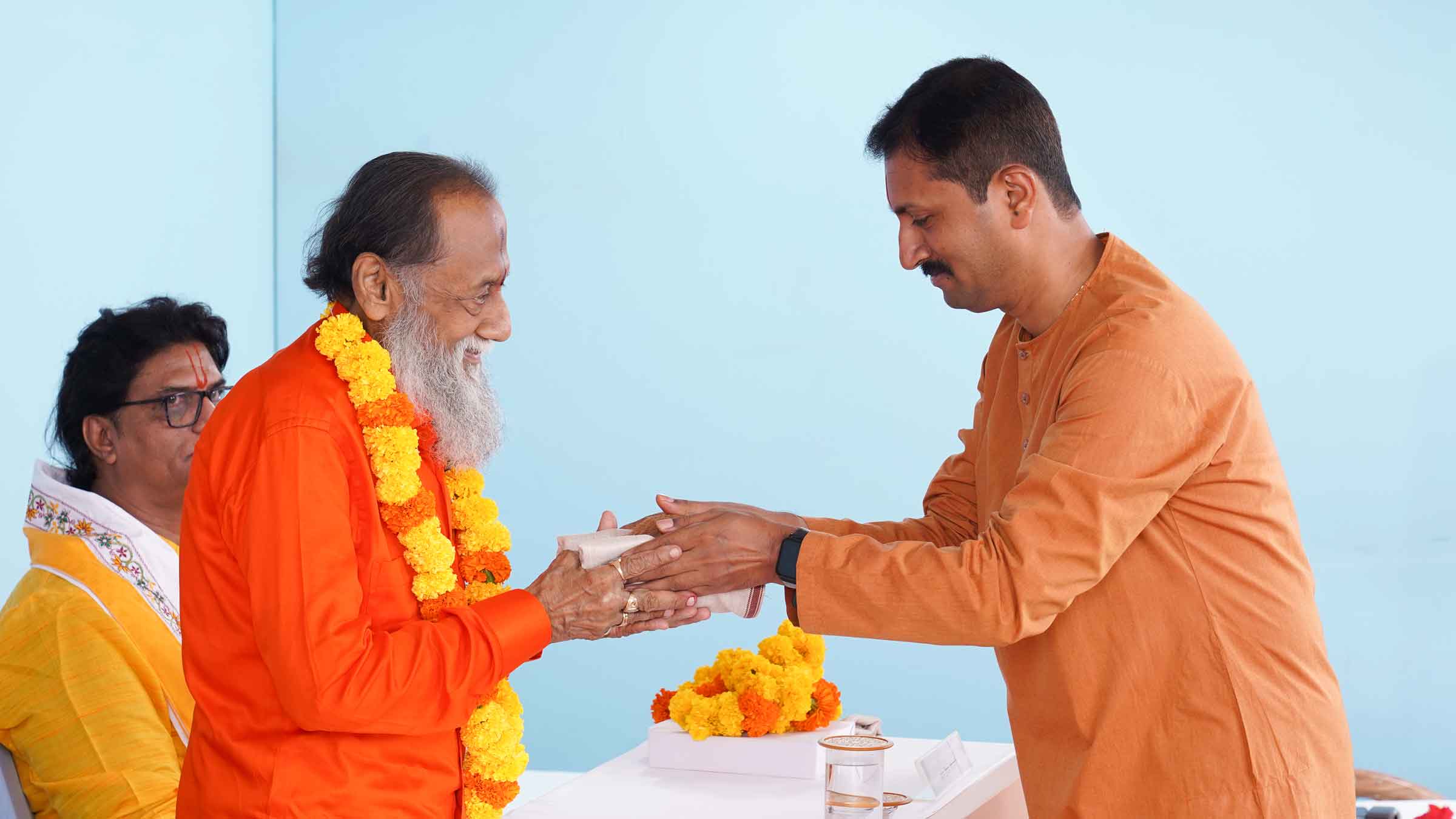 H.H. (Adv.) Hari Shankar Jain (Advocate, Supreme Court of India and President, Hindu Front for Justice) being felicitated by Mr Guruprasad Gowda (State Coordinator, Hindu Janajagruti Samiti, Karnataka)