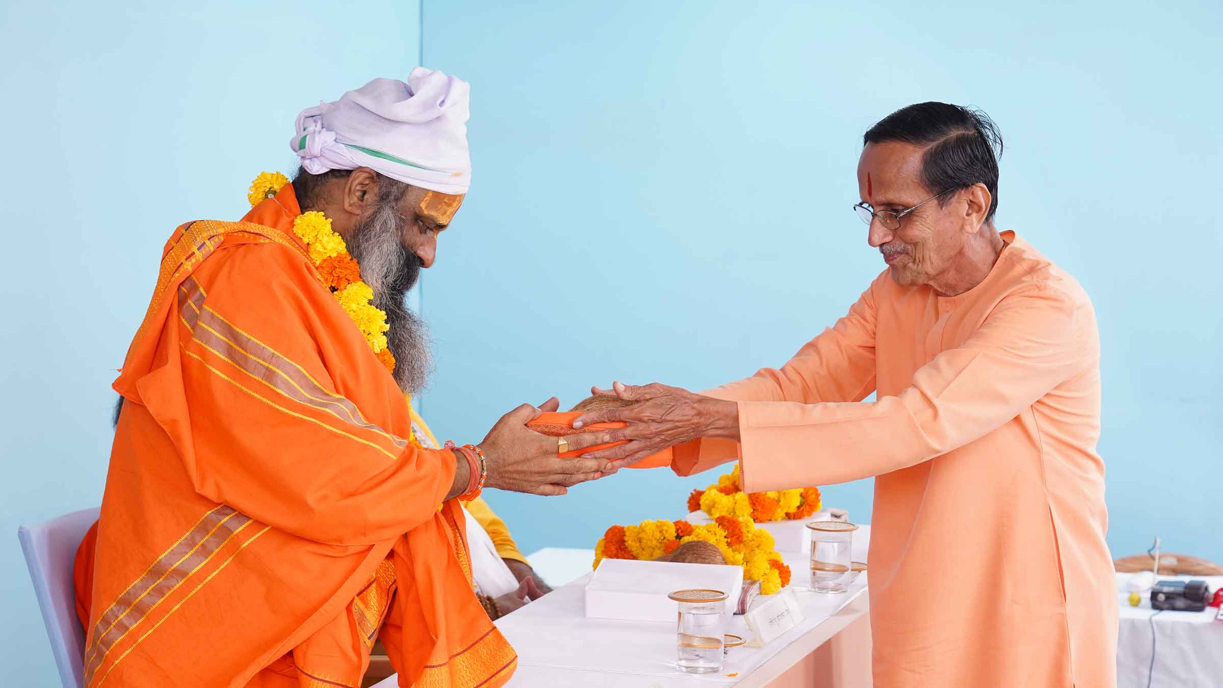 H.H. Shriram Gyani Das Mahatyagi (Sansthapak, Tirkhedi Ashram, Gondia, Maharashtra) being felicitated by H.H. Ashok Patrikar (Dharmapracharak Saint, Sanatan Sanstha, Maharashtra)