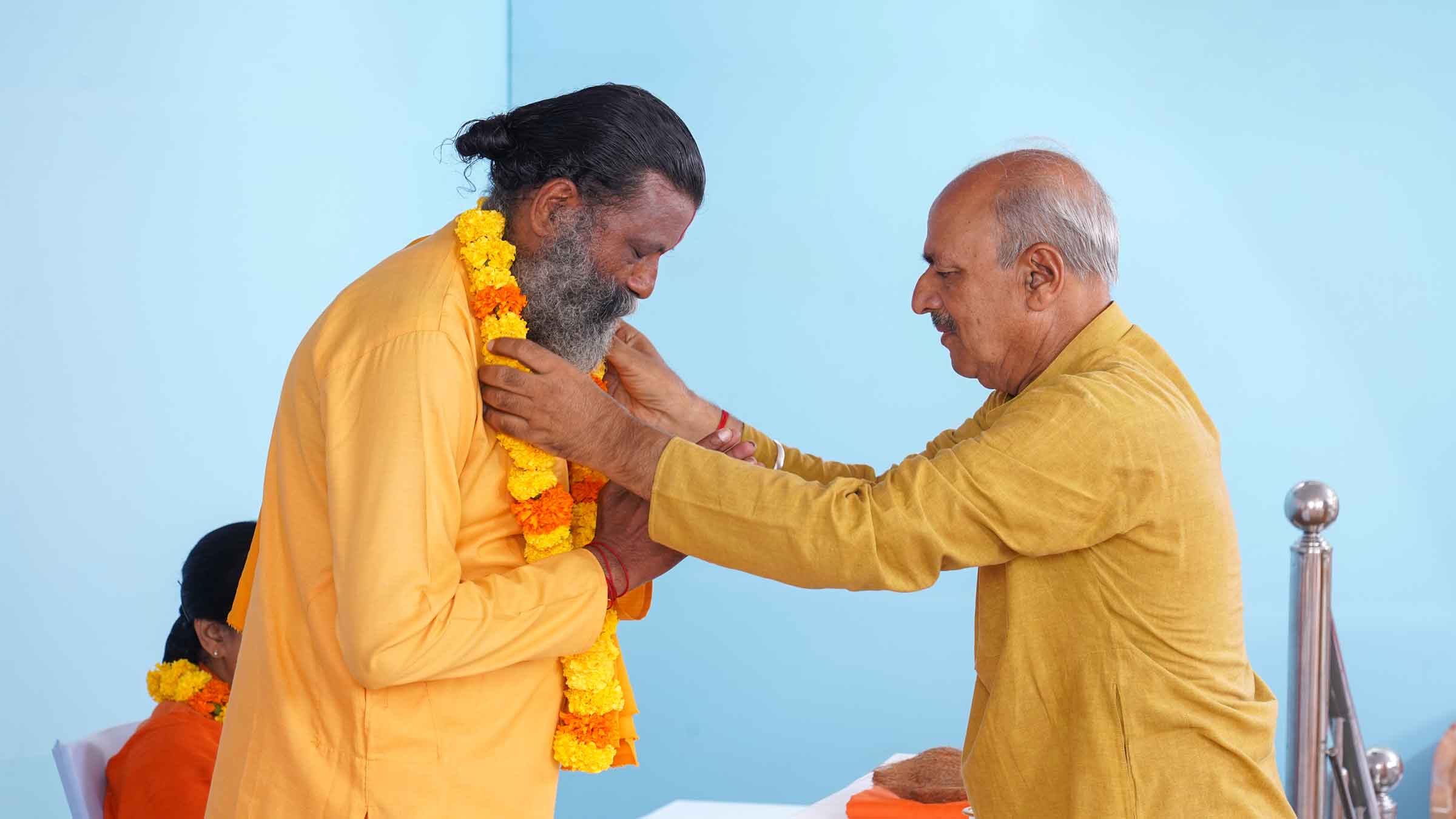 Mr Konniyoor PPM Nair (Acharya, Keraliya Kshetra Paripalana Samiti, Mumbai, Maharashtra) being felicitated by Mr Hiralal Tiwari (Sanatan Sanstha, Solapur, Maharashtra)