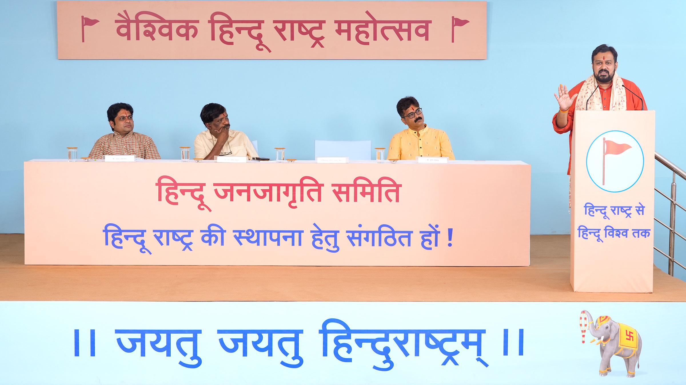 Adv. Vishnu Shankar Jain (Spokesperson, Hindu Front For Justice and Advocate, Supreme Court, Delhi) addressing the devout Hindus during the session on Mandir Mukti Abhiyan, while (From left) Mr Anup Jayswal (Secretary, Devasthan Seva Samiti, Vidarbha, Maharashtra), Dr N Ramesh Hassan (Sahakar Sanjeevani Hospital, Hassan, Karnataka) and Mr Krishna Devaraya (Aravidu Dynasty, Anegundi Narapati Sansthanam, Karnataka) on the dais listen attentively