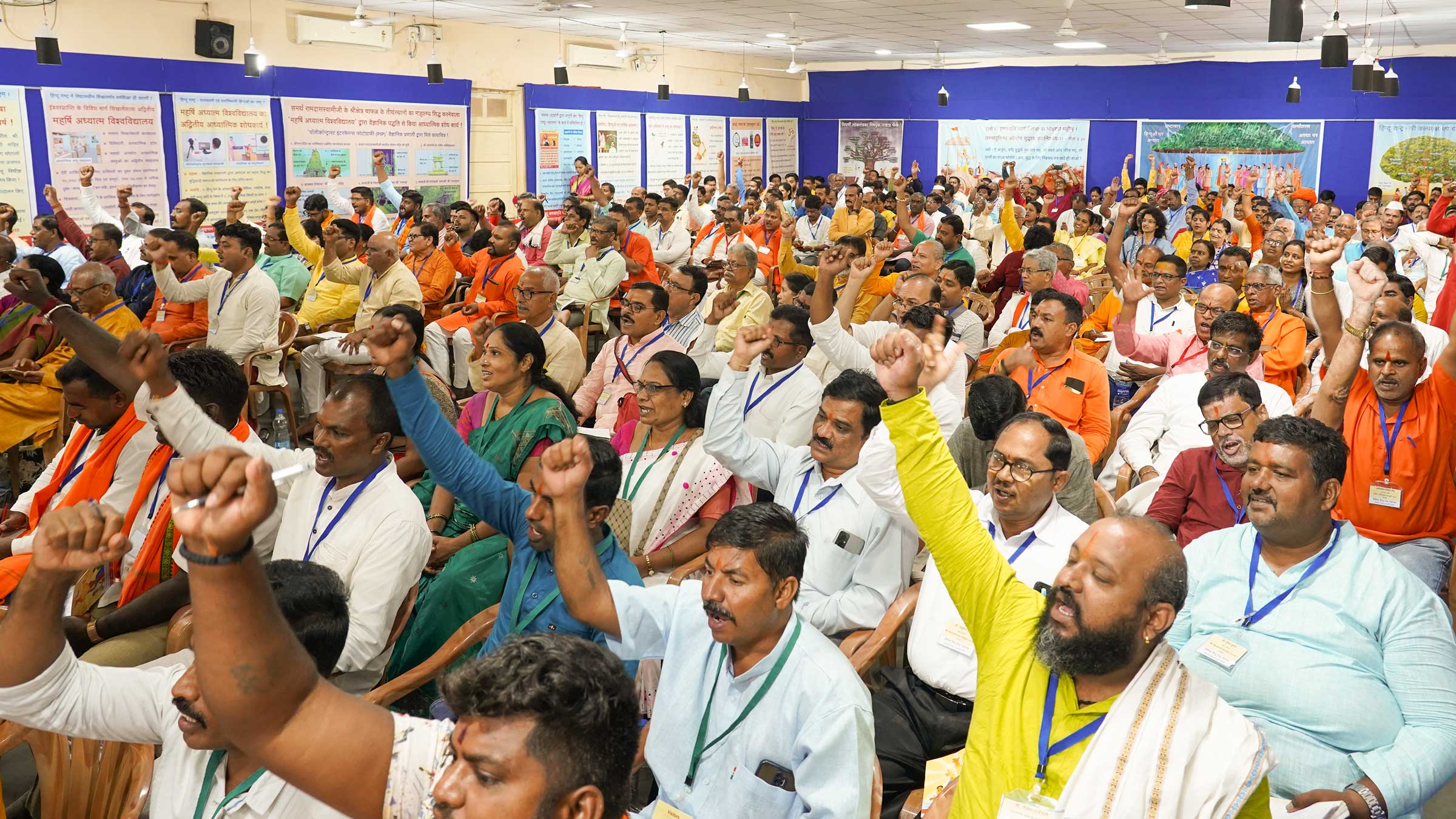 Devout Hindus enthusiastically raising slogans of ‘Jayatu Jayatu Hindurashtram’ at the Mahotsav Venue