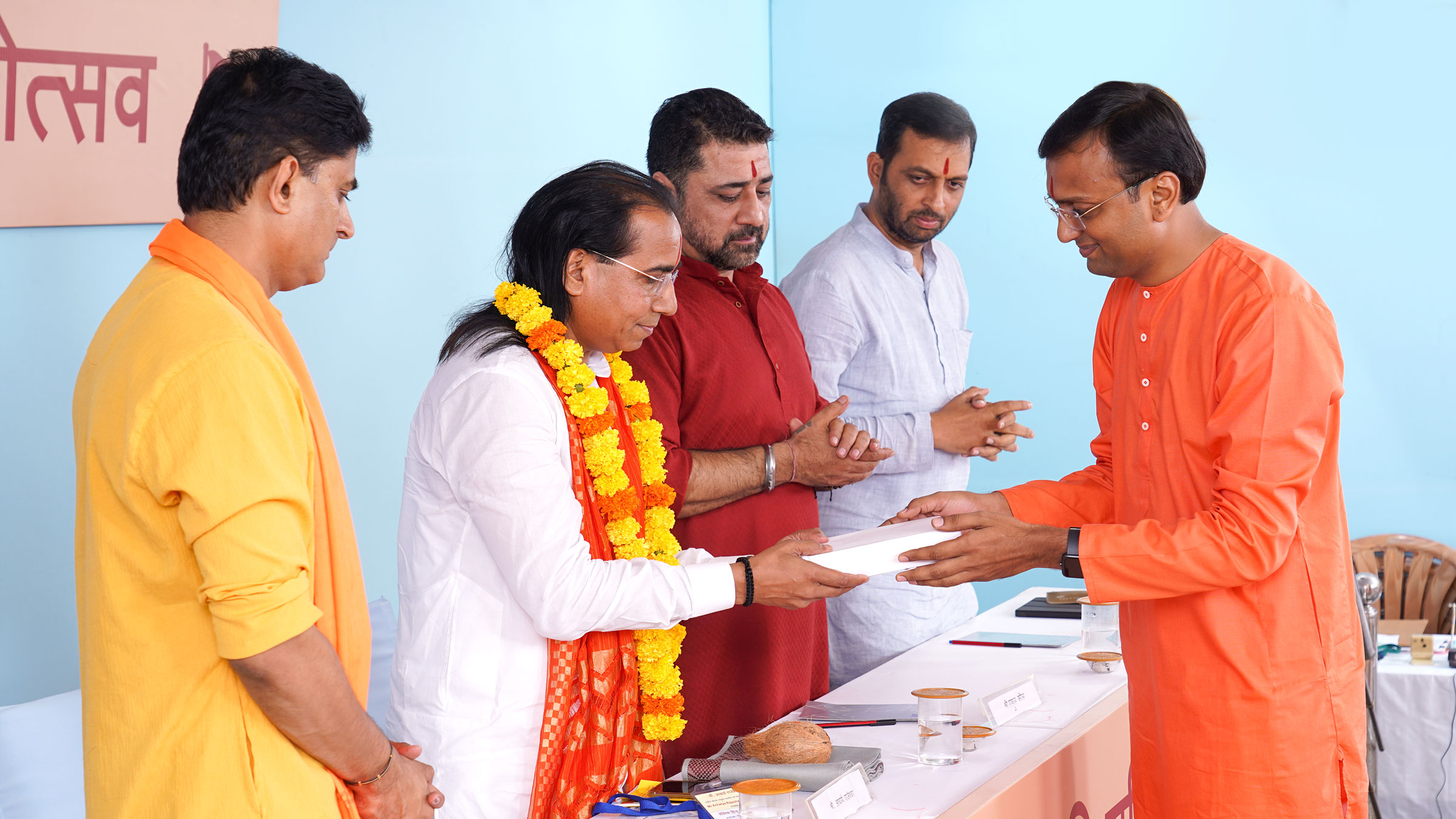 Mr Anand Jakhotiya (State Coordinator, Hindu Janajagruti Samiti, Madhya Pradesh and Rajasthan) felicitating Shri. Acharya Rajeshwar (National President, Sanyukta Bharat Dharma Sansad, Rajasthan)