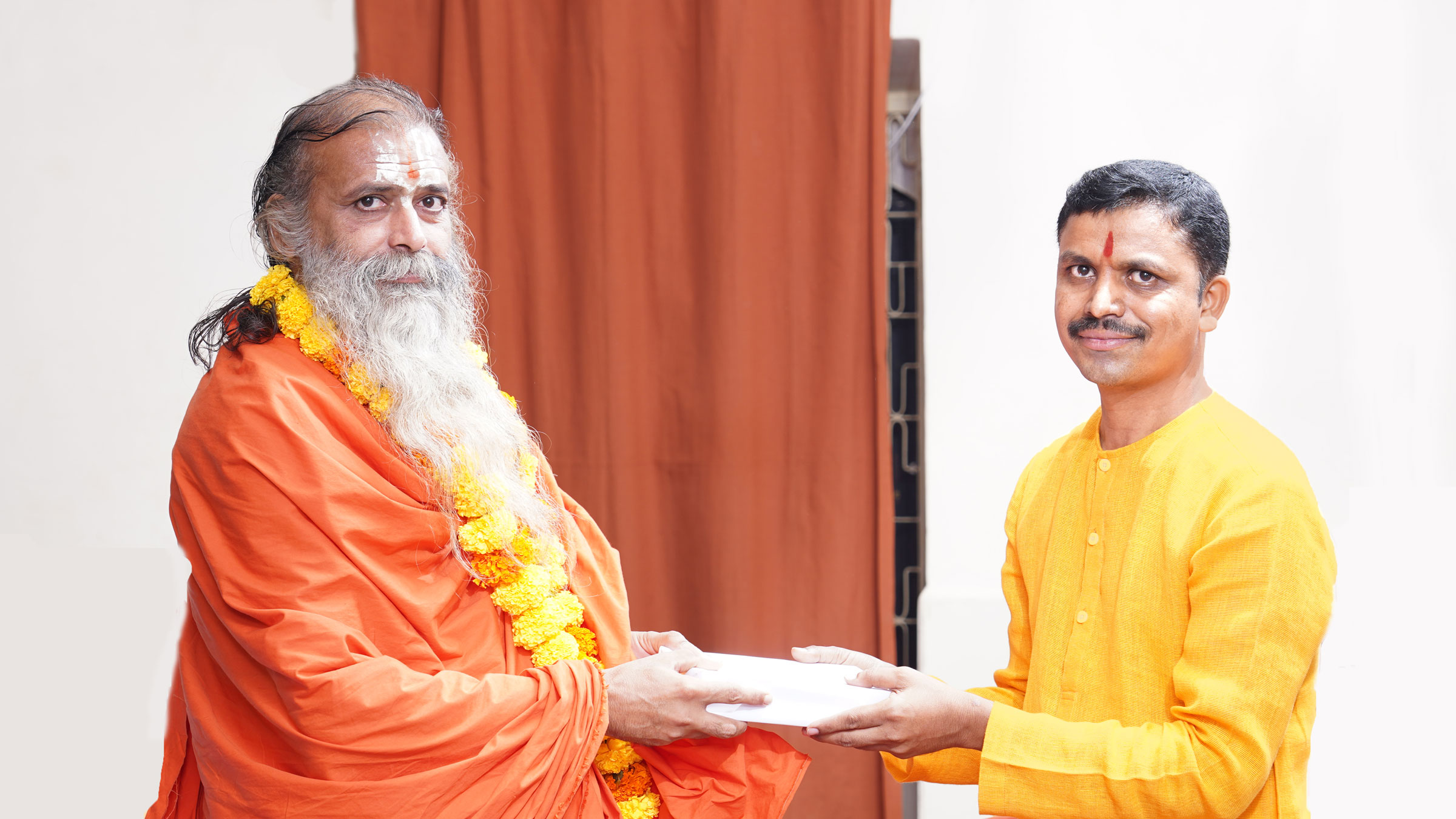 Mahant Shri Vidyadas Maharaj (Kishkindha Anjaneya Hanuman Mandir) being felicitated by Mr Mohan Gowda (Spokesperson, Hindu Janajagruti Samiti, Karantaka)