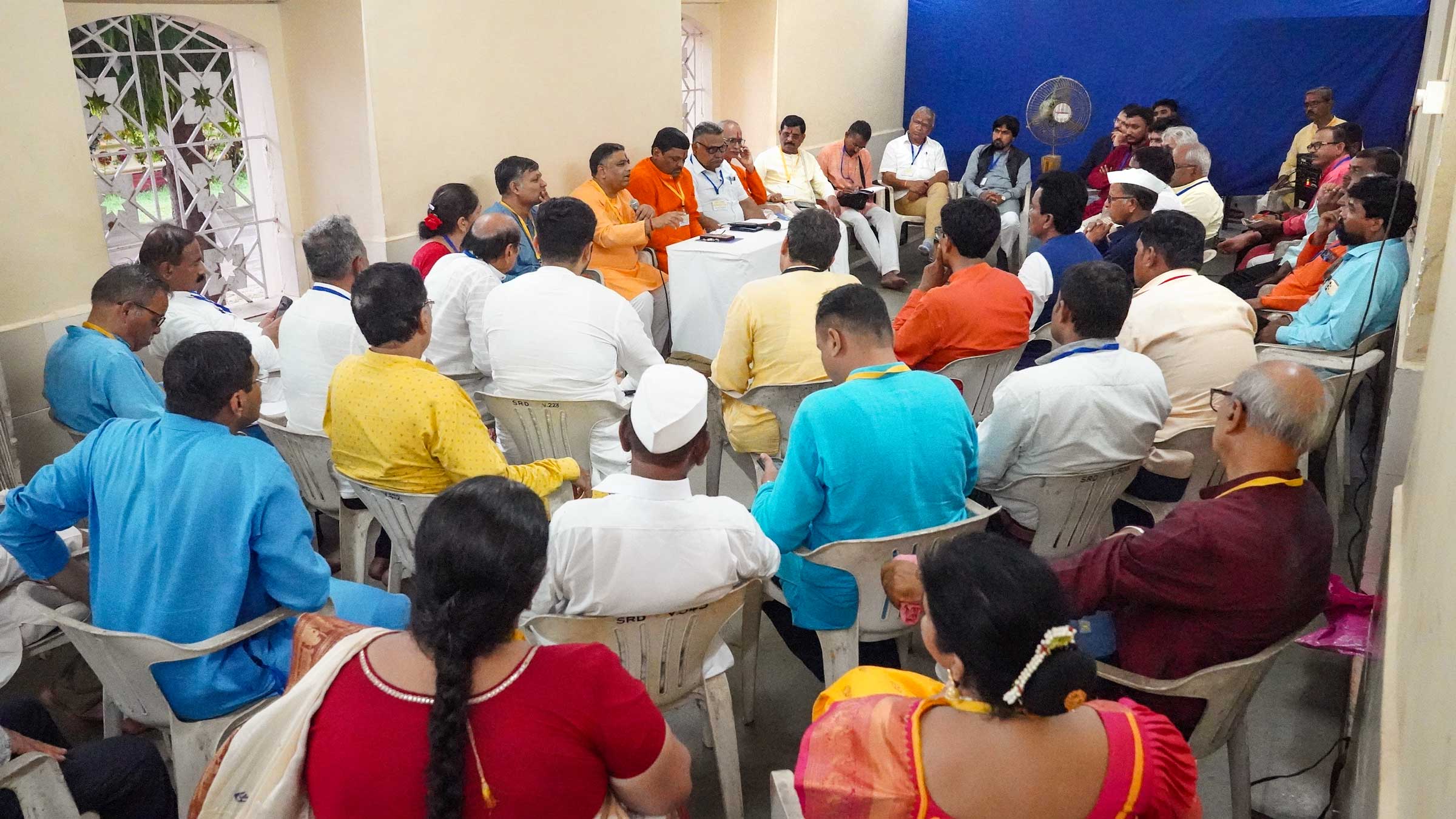 Mr Ramesh Shinde (National Spokesperson, Hindu Janajagruti Samiti) discussing the present state of temples with the office bearers of Maharashtra Mandir Mahasangh and other Devout Hindus