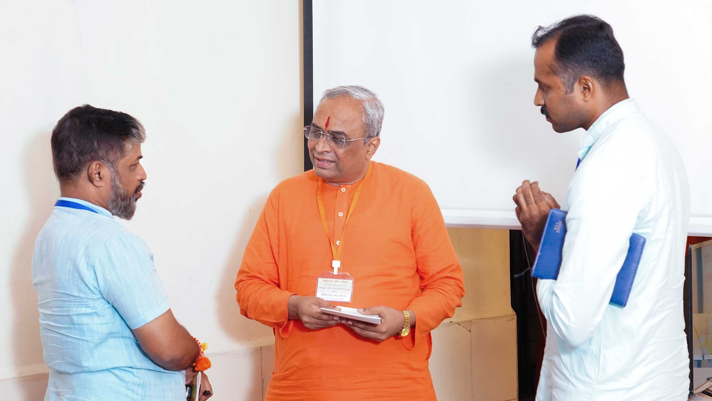 Devout Hindus seeking guidance from Sadguru (Dr) Charudatta Pingale (National Guide, Hindu Janajagruti Samiti)