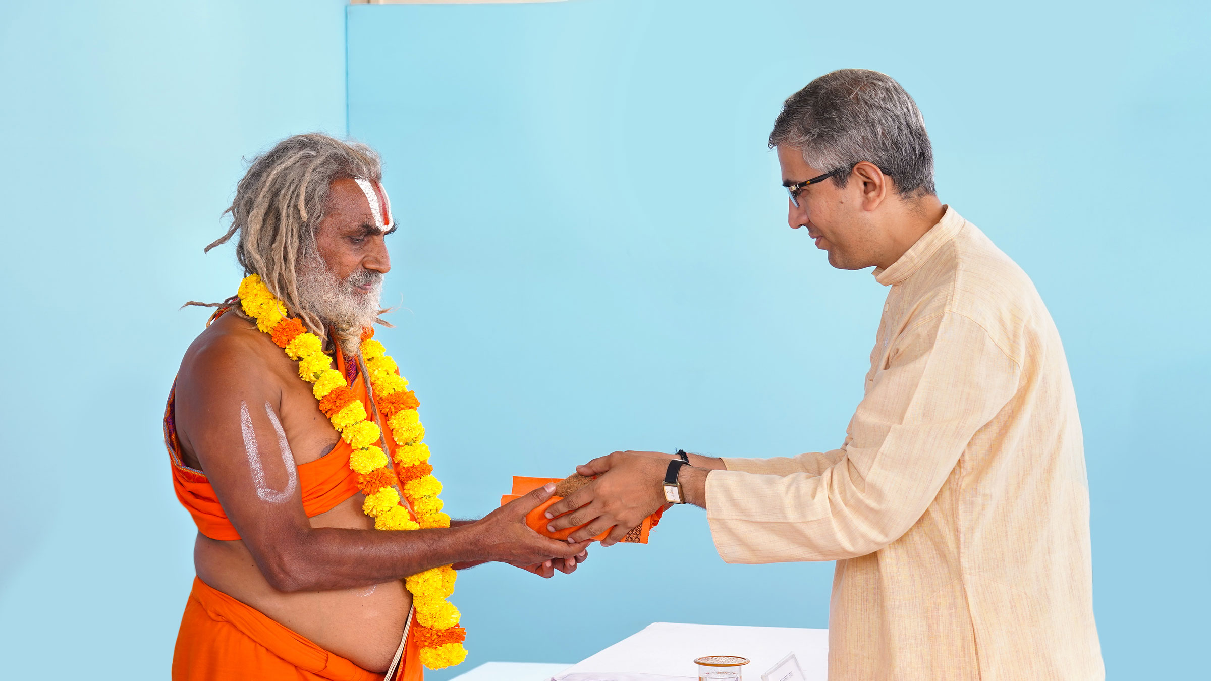 H.H. Yogi Devraha Jungle Maharaj (Guide, Janbaz Hindustani Seva Samiti, Pratapgarh, Uttar Pradesh) being felicitated by Mr Vishwanath Kulkarni (State Coordinator, Hindu Janajagruti Samiti, East Uttar Pradesh and Bihar)