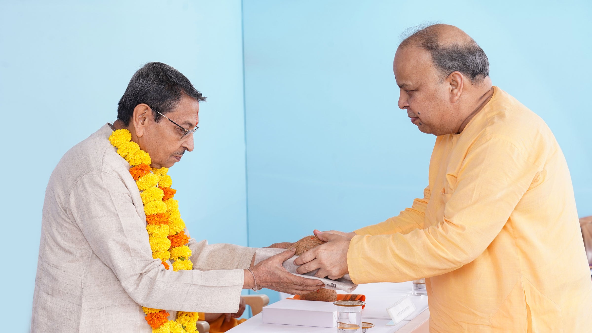 H.H. (Dr) Shibnarayan Sen (Deputy Secretary, Shastra Dharma Prachar Sabha, Kolkata, Bengal) being felicitated by H.H. Pradeep Khemka (Dharmapracharak Saint, Sanatan Sanstha, Jharkhand)