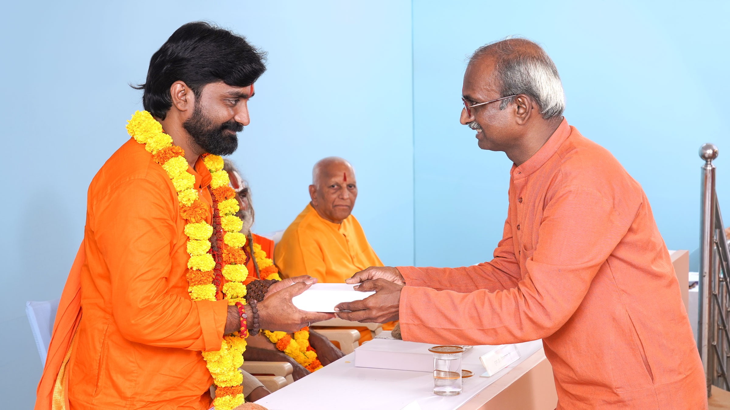 Pandit Nilkantha Tripathi Maharaj (Founder, Shri Nilkantha Seva Sansthan, Raipur, Chhattisgarh) being felicitated by Mr Hemant Kanaskar (State Coordinator, Hindu Janajagruti Samiti, Chattisgarh)