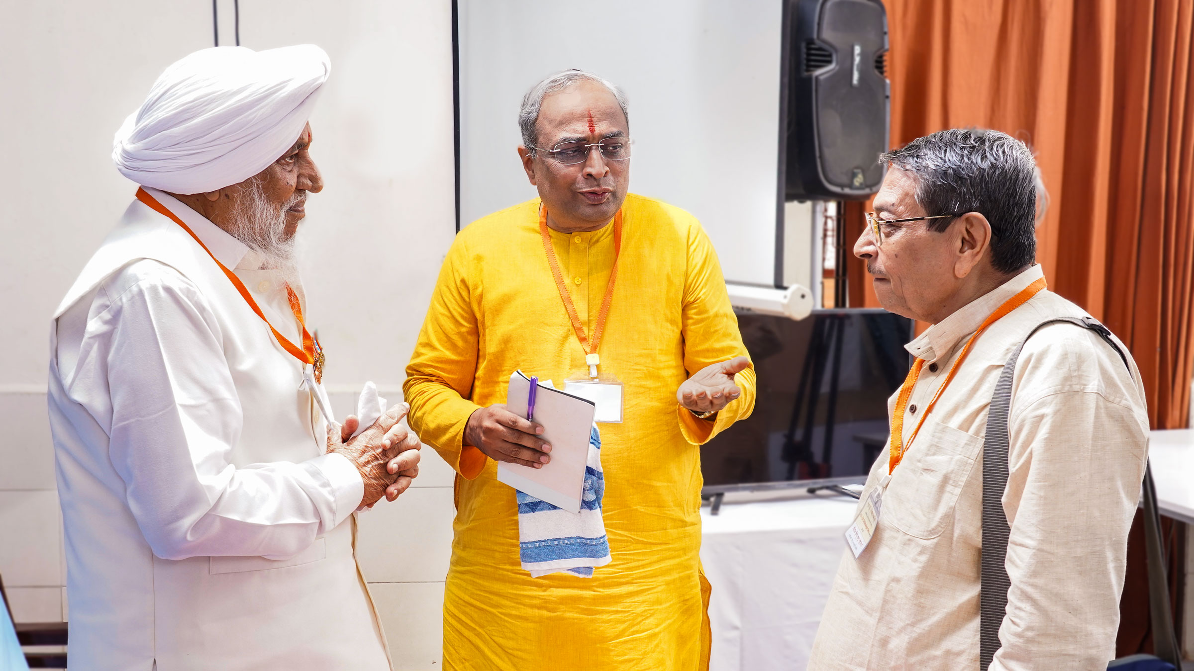 Driven by a common goal, three great visionaries of India discussing various issues related to the Nation and Dharma; (From left) Col. Kartar Singh Majithia (Kirpal Ruhani Foundation, Goa), Sadguru (Dr) Charudatta Pingale (National Guide, Hindu Janajagruti Samiti) and H.H. (Dr) Shibnarayan Sen (Deputy Secretary, Shastra Dharma Prachar Sabha, Kolkata, Bengal)