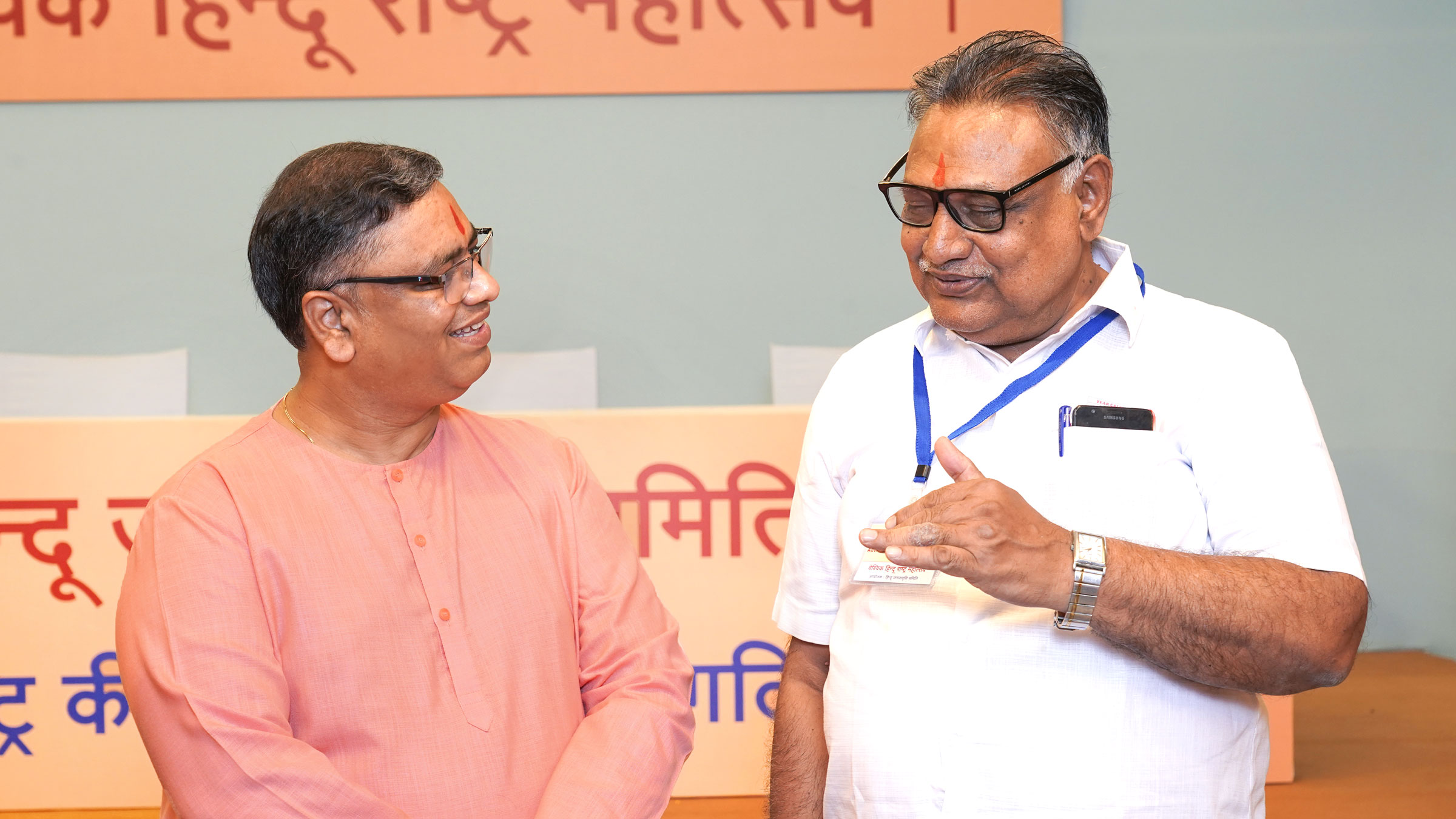 (From right) Adv. Bharat Deshmukh (Ex. Chairman, Maharashtra & Goa Bar Council) in discussion with Mr Ramesh Shinde (National Spokesperson, Hindu Janajagruti Samiti)