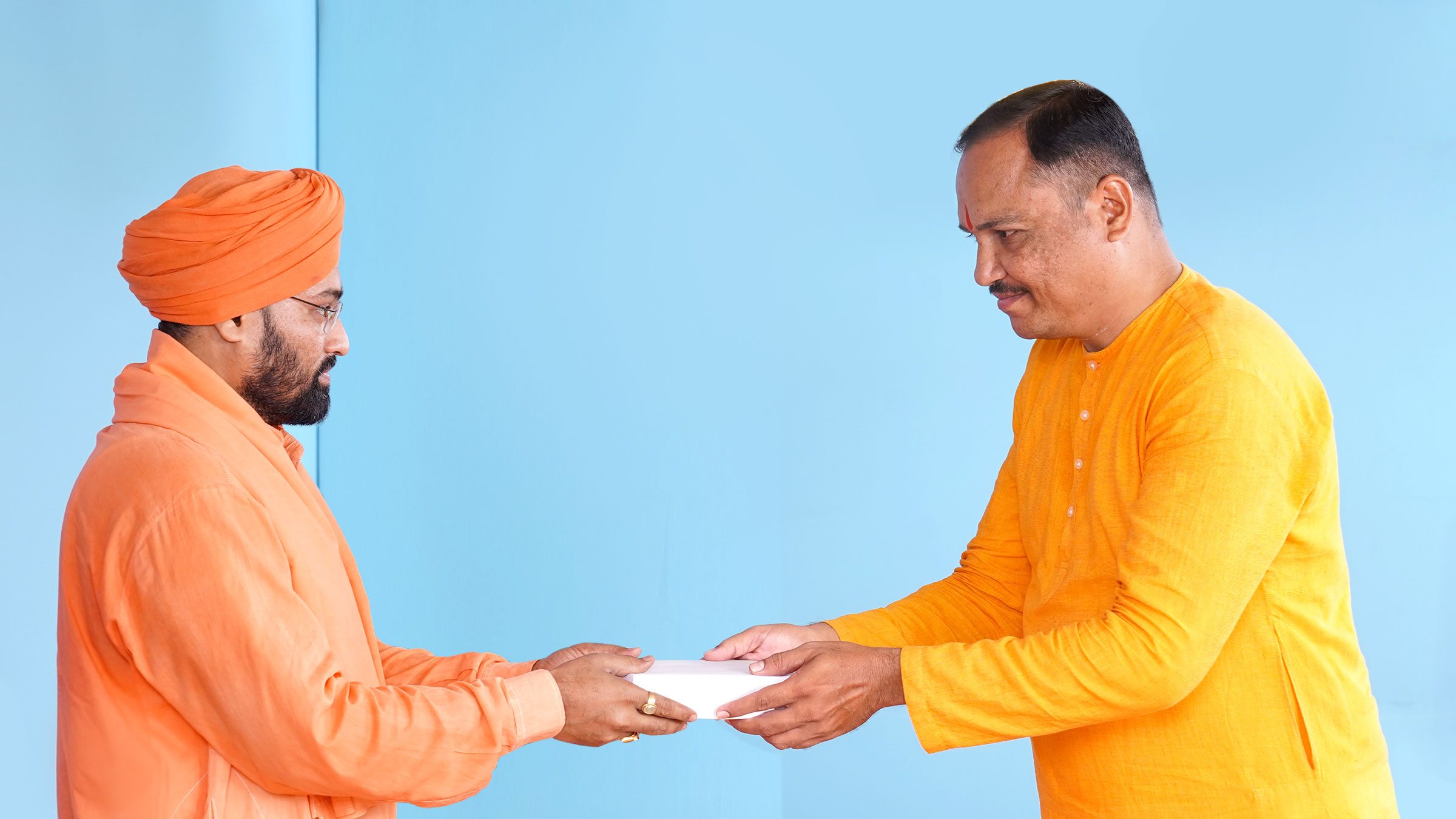 H.H. Shri Sh. Br. Pr. 108 (Dr) Virupaksha Shivacharya Mahaswamiji (Mathadhipati, Ganacharya Math Sansthan, Mukhed, Nanded, Maharashtra) being felicitated by Mr Uday Badgujar (Coordinator, Hindu Janajagruti Samiti, Nanded, Maharashtra)