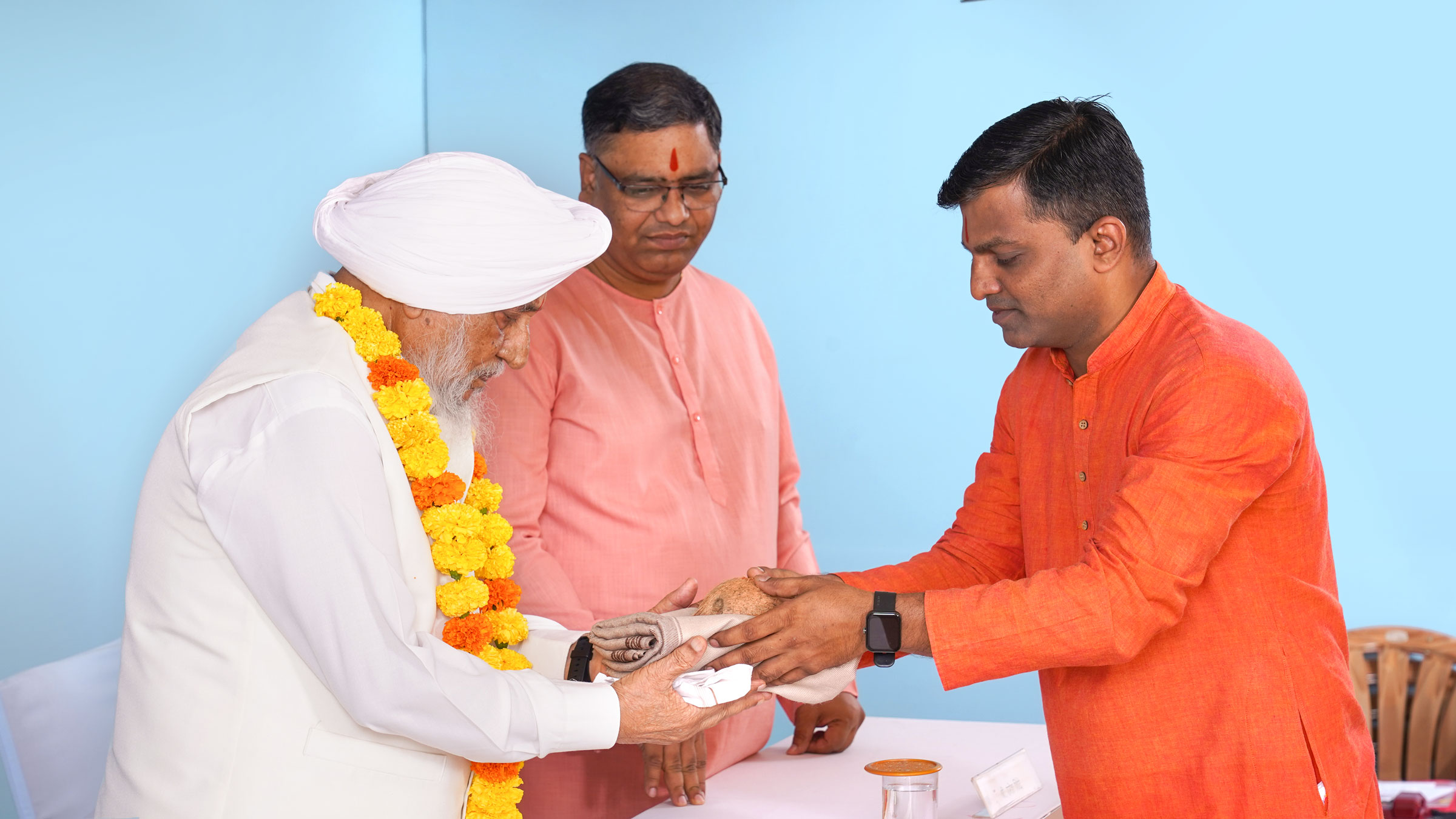 Col. Kartar Singh Majithia (Kirpal Ruhani Foundation, Goa) being felicitated by Mr Satyavijay Naik (Coordinator, Hindu Janajagruti Samiti, Goa) at the beginning of the session on 'Ways to deal with the anti-Hindu forces'