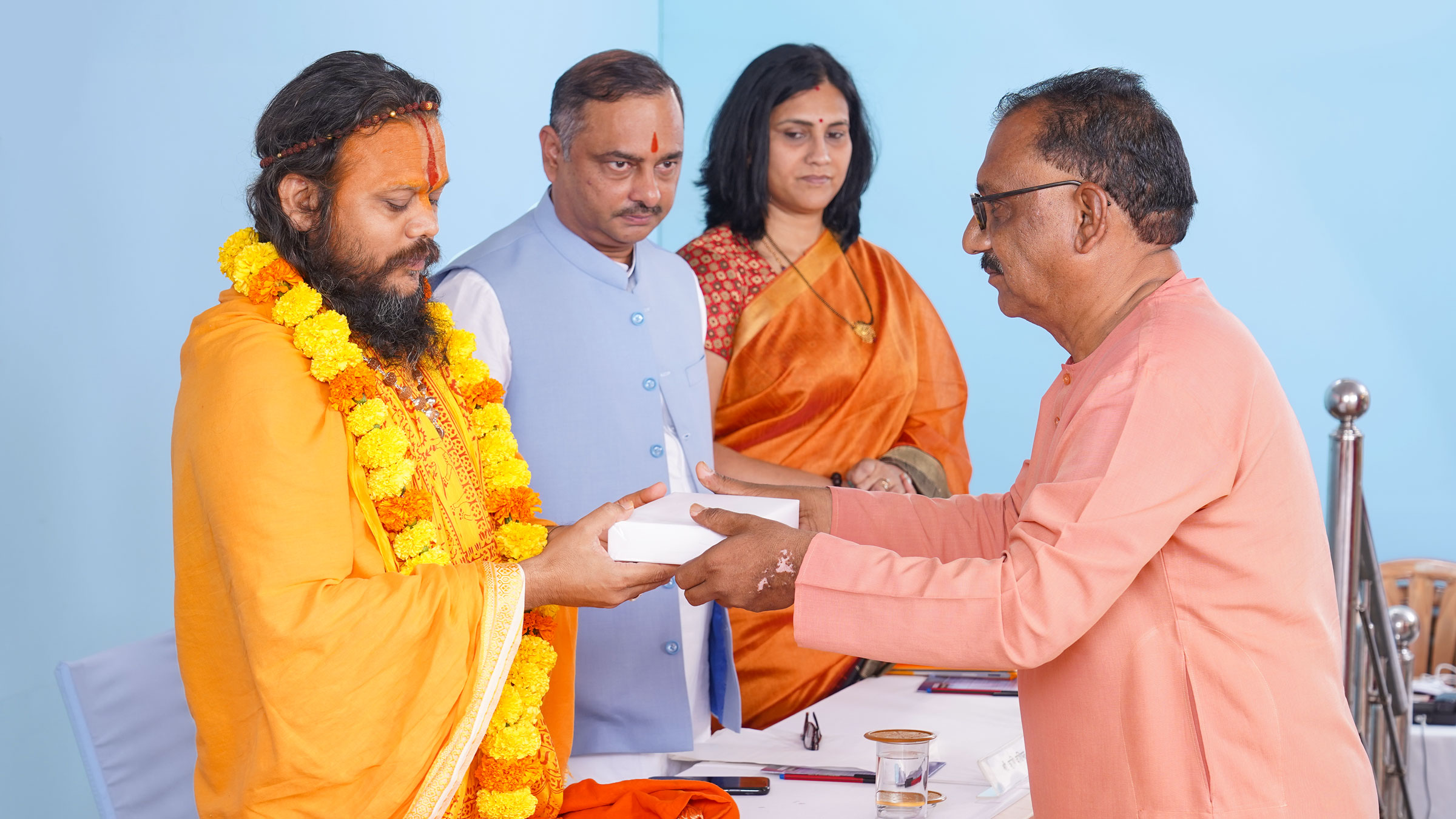 Pujya Shri Rambalak Das Ji Mahatyagi Maharaj (Sanchalak, Shri Jamdi Pateshwar Seva Sansthan, Pateshwardham, Chhattisgarh) being felicitated by Mr Mangesh Khangan (Hindu Janajagruti Samiti, Chhattisgarh)