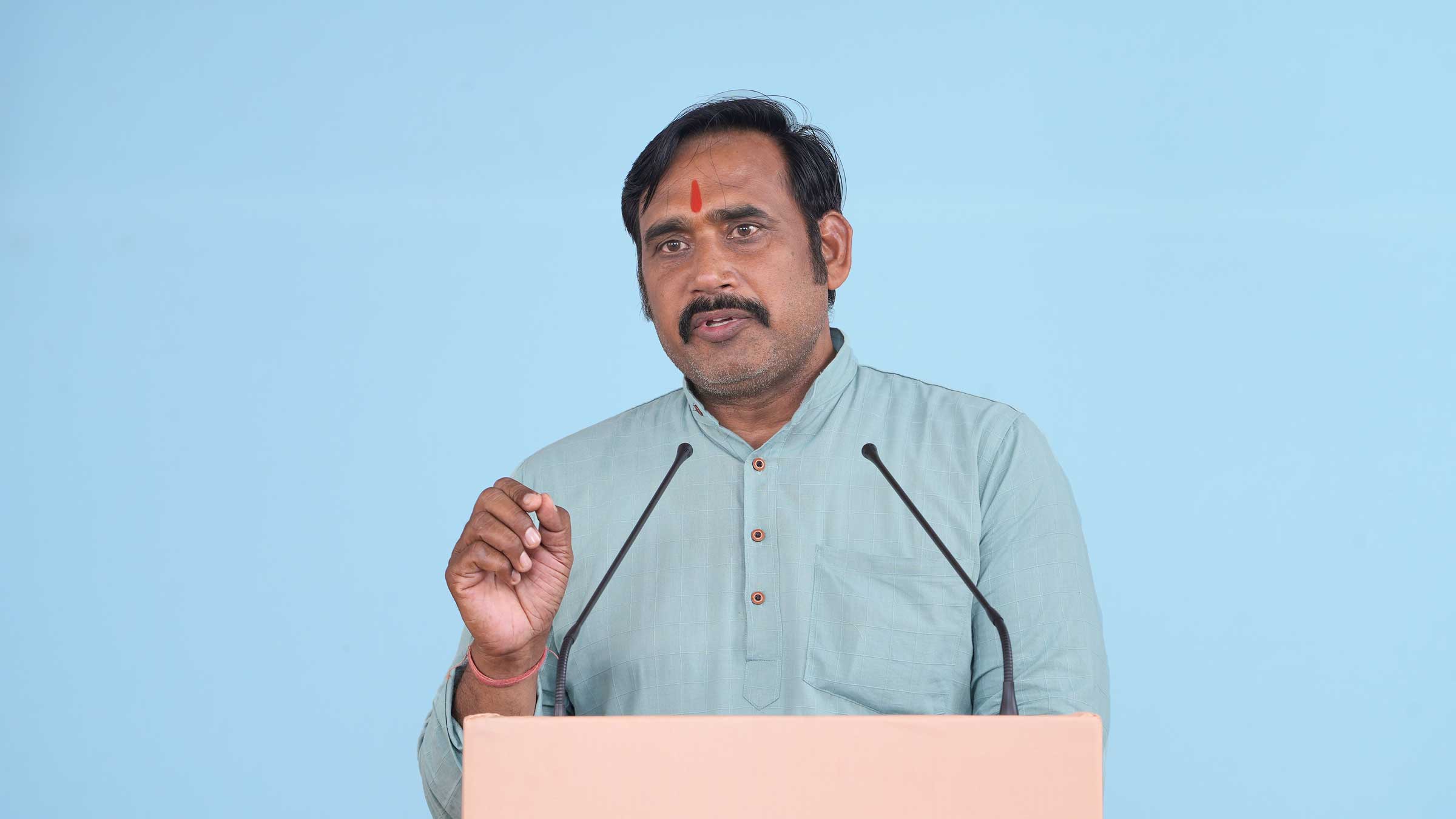 In the session on ‘Malpractices in the Indian Education System', Mr Jagdish Choudhary (Director, Balaji Group of Institutions, Ballabhgarh, Haryana) said – The Indian Education System should be such that many people become like Swami Vivekananda.