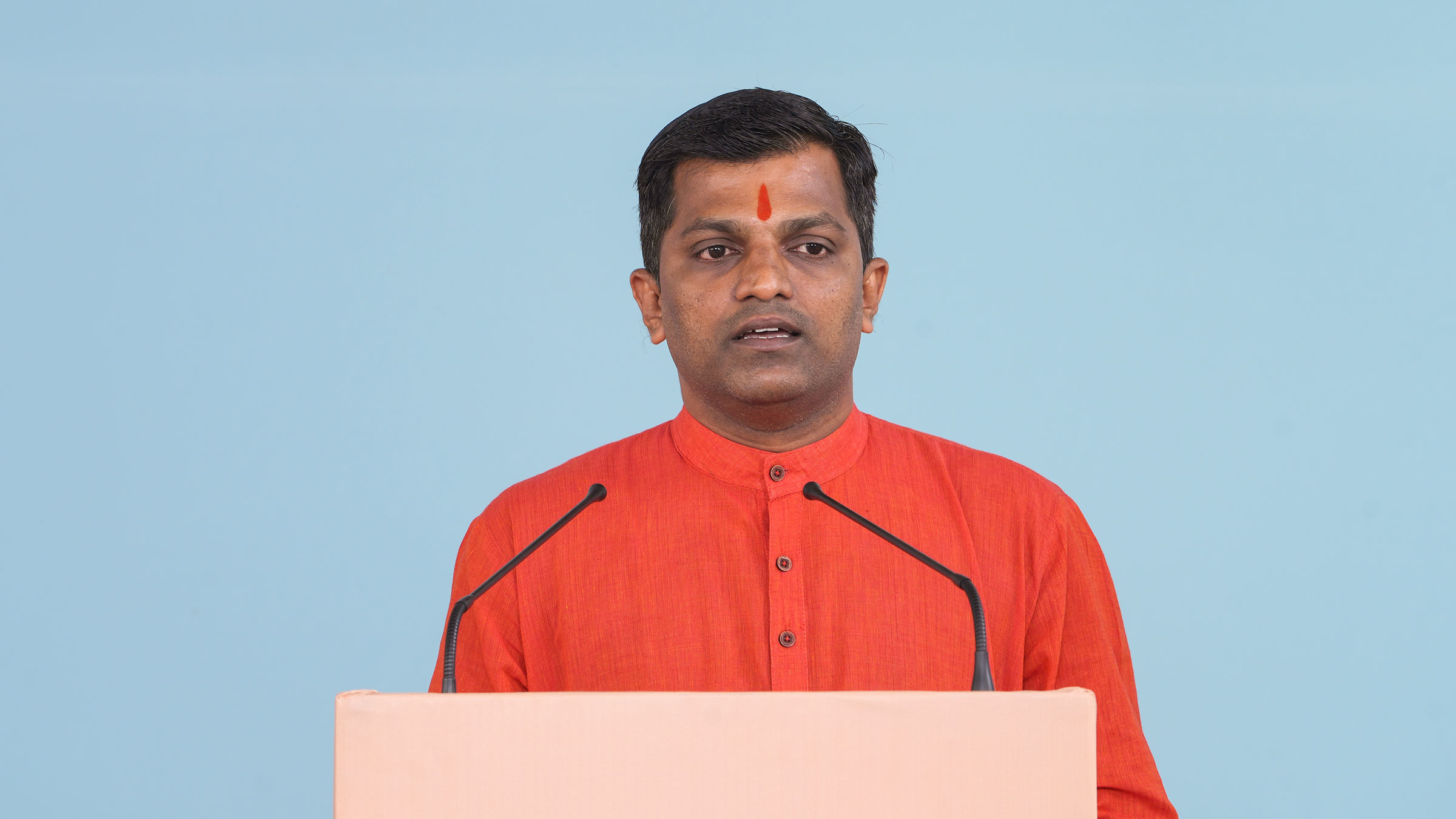 Mr Satyavijay Naik (Coordinator, Hindu Janajagruti Samiti, Goa) narrating an anti-Hindu incident that took place in Calangute, Goa, which hurt the religious sentiments of Hindus. He also spoke about the united opposition put up by the Devout Hindus and the success they achieved.